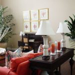 Salón interior con plantas de interior