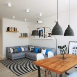 Lámparas colgantes sobre la mesa