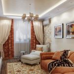 Salón interior con cuadros