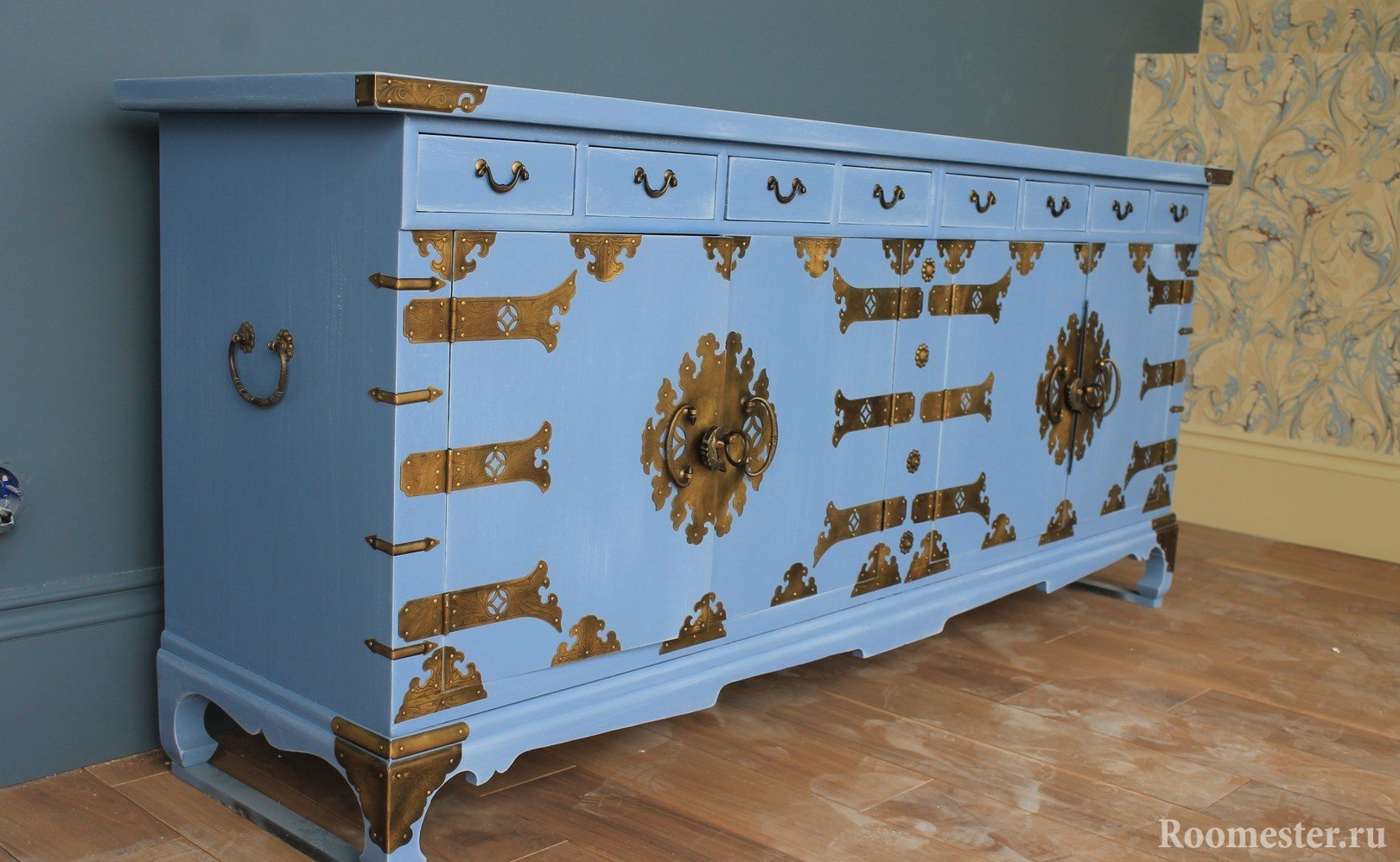 Plava komoda s brončanim dekorom