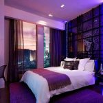 Luces en la pared junto a la cama