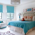 Cortinas azules en el interior de un dormitorio blanco