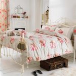 Maleta debajo de la cama