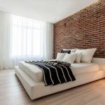 Lámpara inusual junto a la cama