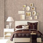 Pinturas de diferentes formas en la pared del dormitorio.