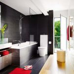 Azulejo negro en el interior del baño.