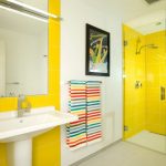 Amarillo en el interior del baño.
