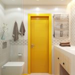Puerta amarilla en un baño luminoso