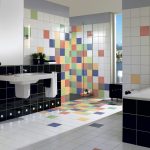 Azulejos de colores en el baño.