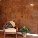 Flor junto a un sillón