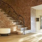 Interior elegante con yeso decorativo.