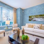 Sala de estar con paredes azules