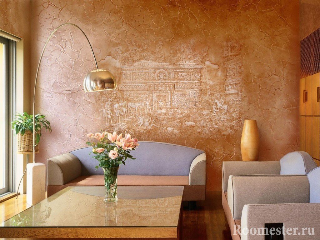 Dekorativt gips på stuevæggen