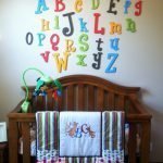 Letras multicolores sobre la cuna