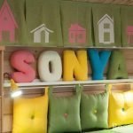 Almohadas y letras en la pared