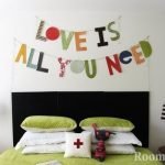 Letras multicolores en la pared de la habitación