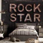 Letras retroiluminadas en la pared del dormitorio
