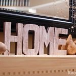 Letras de madera debajo del espejo