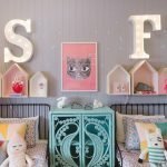 Letras retroiluminadas en una guardería