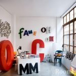Las letras en las paredes de la habitación.