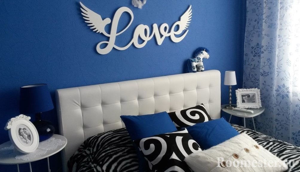 Inskription over sengen