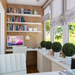 Gabinete interior con muebles blancos.