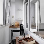 Balcón con muebles de cocina.