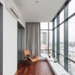 Sillón en el balcón de la ventana.