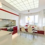 Interior de cocina blanco con muebles de color burdeos.