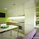 Muebles blancos y paredes de color verde claro en la cocina.