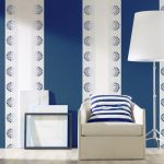 Papel pintado blanco-azul con estampado en el interior