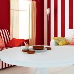 Color rojo de las paredes de la sala de estar
