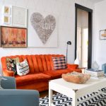 La combinación de muebles naranja y azul.