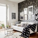 Sala de estar con una pared oscura