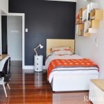Estantes sobre la cama