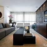 Sala de estar con un muro de piedra