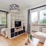 Cama detrás de la partición