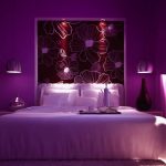 Luces colgantes en el interior morado de la habitación