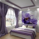 Violetas en la pared del dormitorio