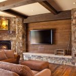 Hermoso salón interior de piedra y madera.