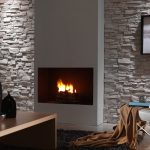 Chimenea decorativa en el interior.