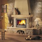 Chimenea de piedra en el interior