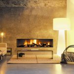 Hermoso salón interior con chimenea
