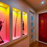 Hermosos nichos de iluminación en la pared.