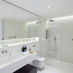 Interior de baño blanco