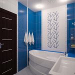 Interior de baño blanco y azul