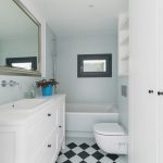 Baño con muebles blancos.
