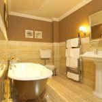Hermoso baño interior con accesorios