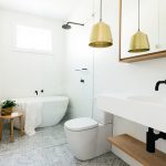 Lámpara colgante en el baño