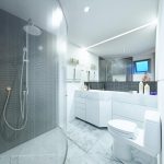 La combinación de gris y blanco en el interior del baño.